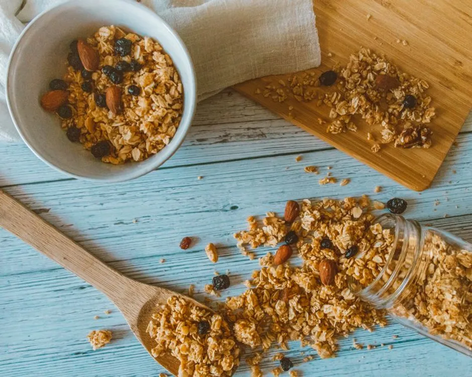Granola aux flocons d'avoine, miel et noix dans un bol en céramique