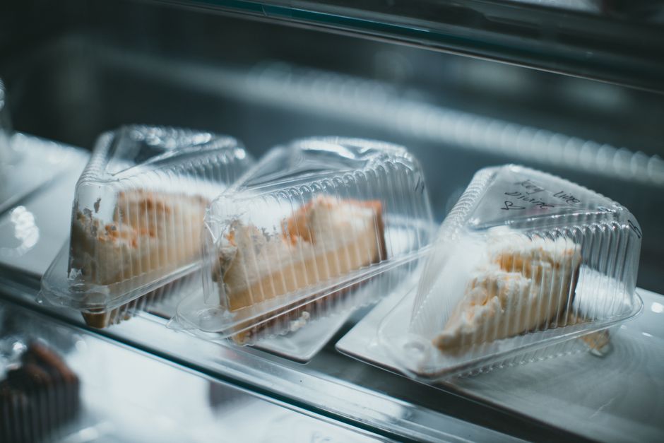 Étagère de réfrigérateur avec gâteaux et desserts au frais
