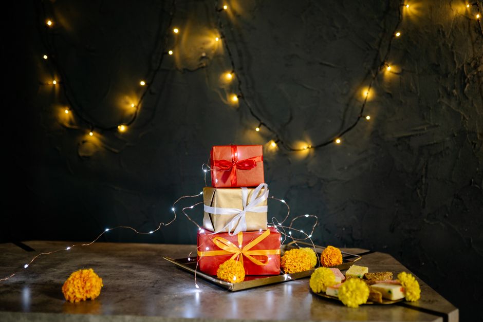 Boîtes cadeaux empilées et fermées avec un ruban