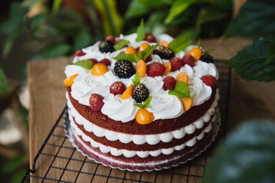 Layer cake à la crème garni de fruits rouges
