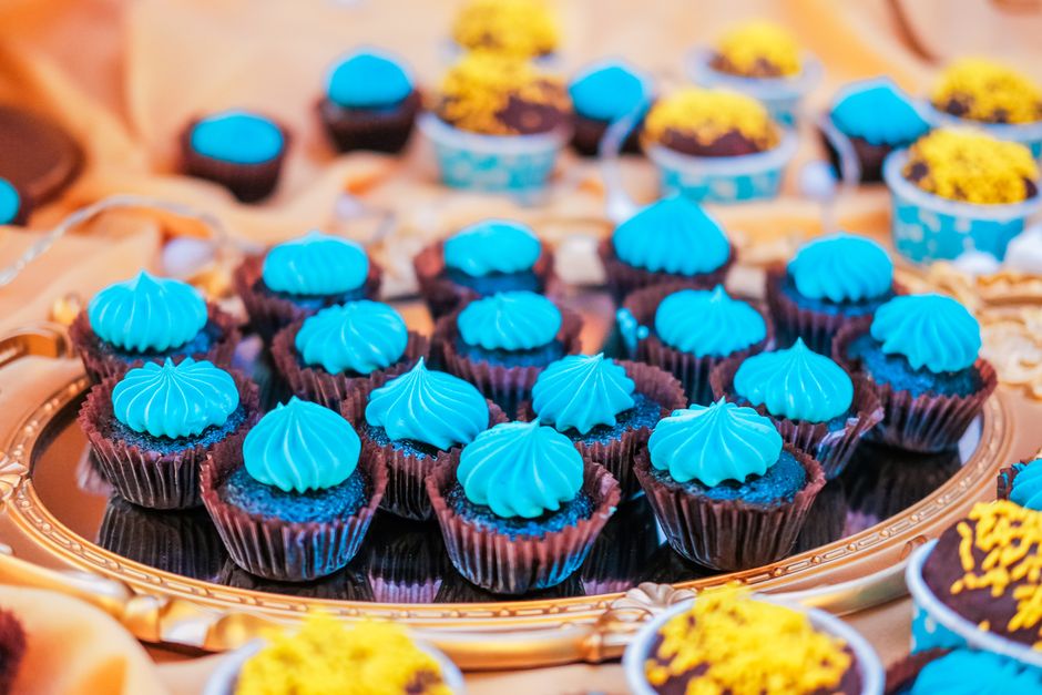 Mini cupcakes au glaçage bleu sur plateau doré