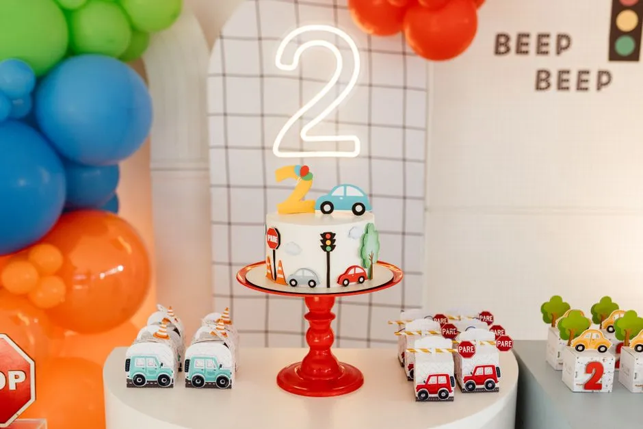 Gâteau d'anniversaire thème voitures avec ballons colorés