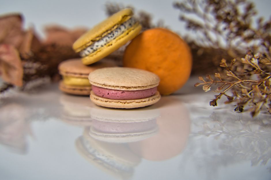 Macarons colorés disposés sur une assiette