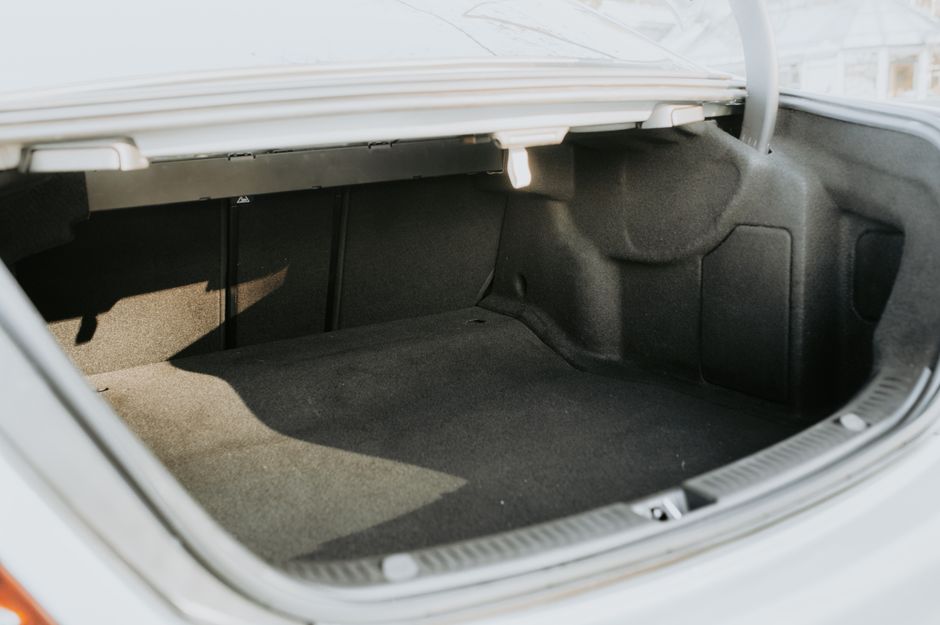Coffre de voiture propre, prêt à transporter une commande