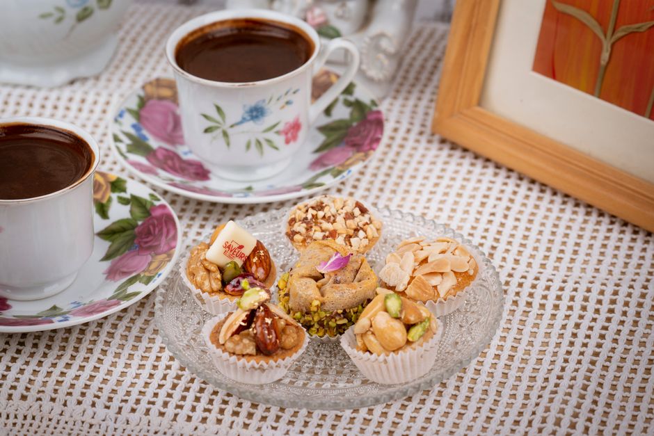 Pâtisseries marocaines traditionnelles aux amandes sur un plat