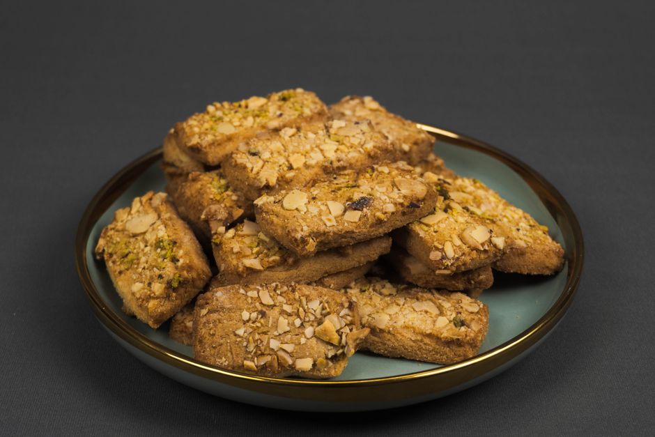 Biscuits aux amandes et à la pistache sur une assiette