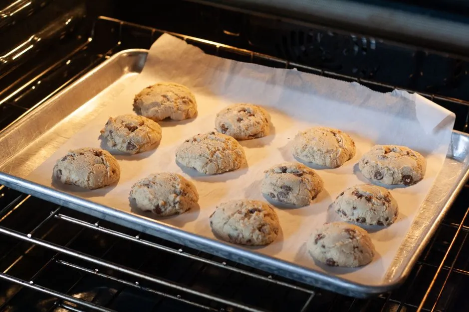 Cookies aux pépites de chocolat tout juste sortis du four sur une plaque