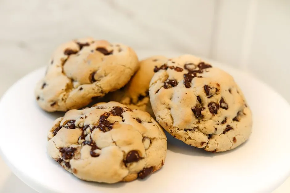 Cookie aux pépites de chocolat cassé montrant un cœur fondant