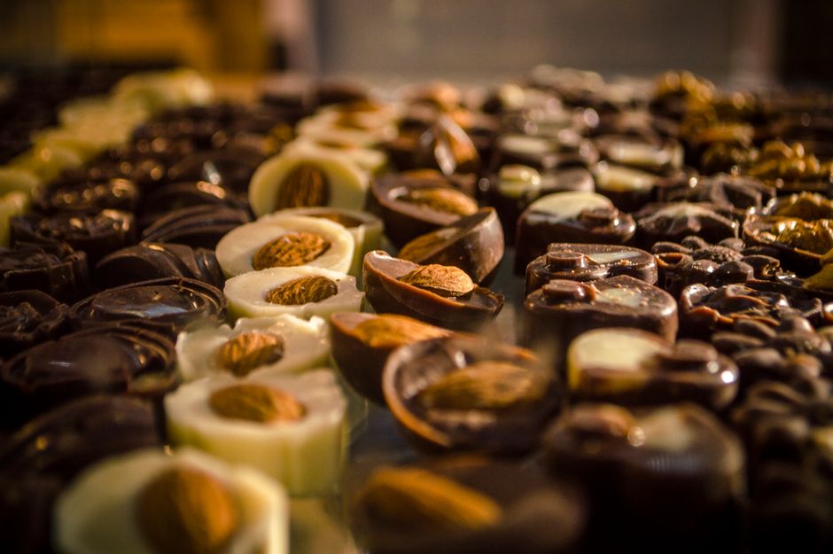 Assortiment de chocolats fins garnis d'amandes