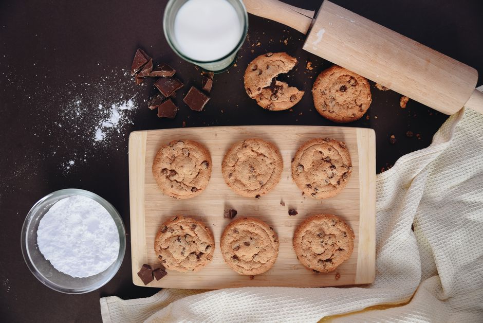 Cookies maison aux pépites de chocolat sur une planche en bois