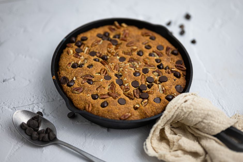 Cookie géant décoré de crème et de vermicelles, servi sur une assiette