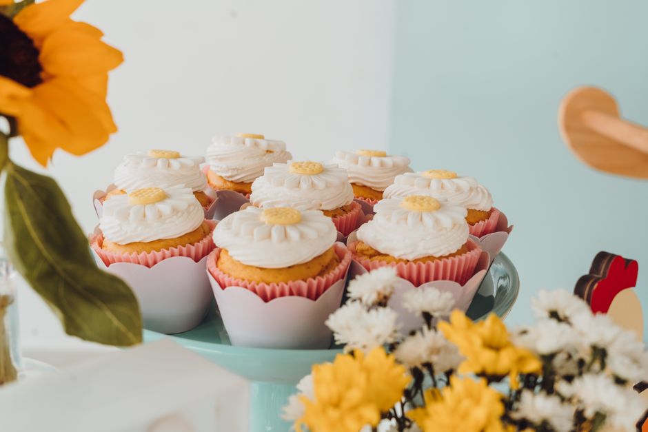 Bouquet de cupcakes disposés comme des fleurs dans une boîte