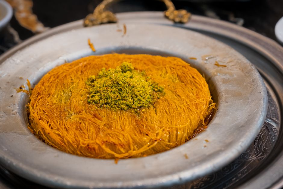 Dessert au kunafa et à la pistache servi dans une assiette