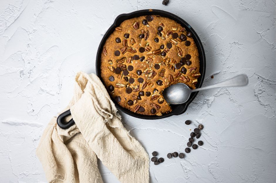 Cookie géant aux pépites de chocolat servi sur une assiette