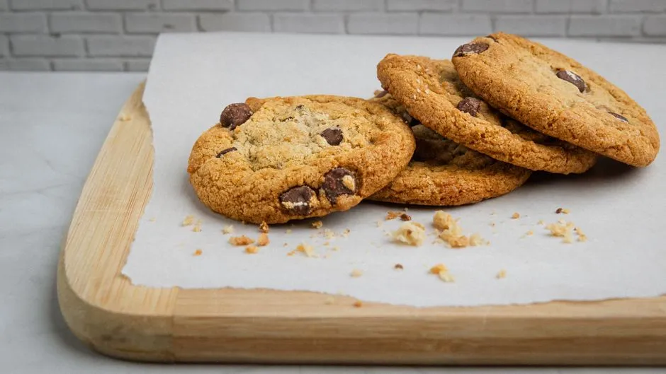 Cookies aux pépites de chocolat tout juste sortis du four