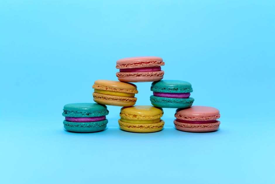 Macarons colorés empilés en pyramide