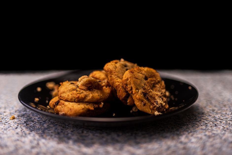Cookies américains épais empilés sur une assiette
