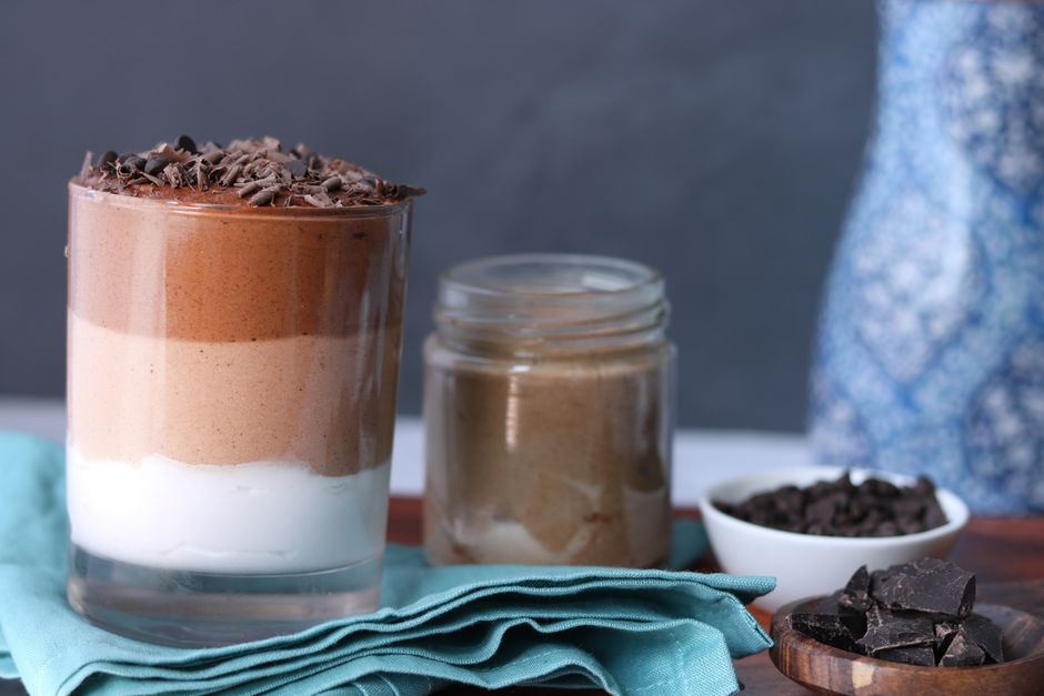 Mousse au chocolat à étages servie dans un verre avec copeaux de chocolat