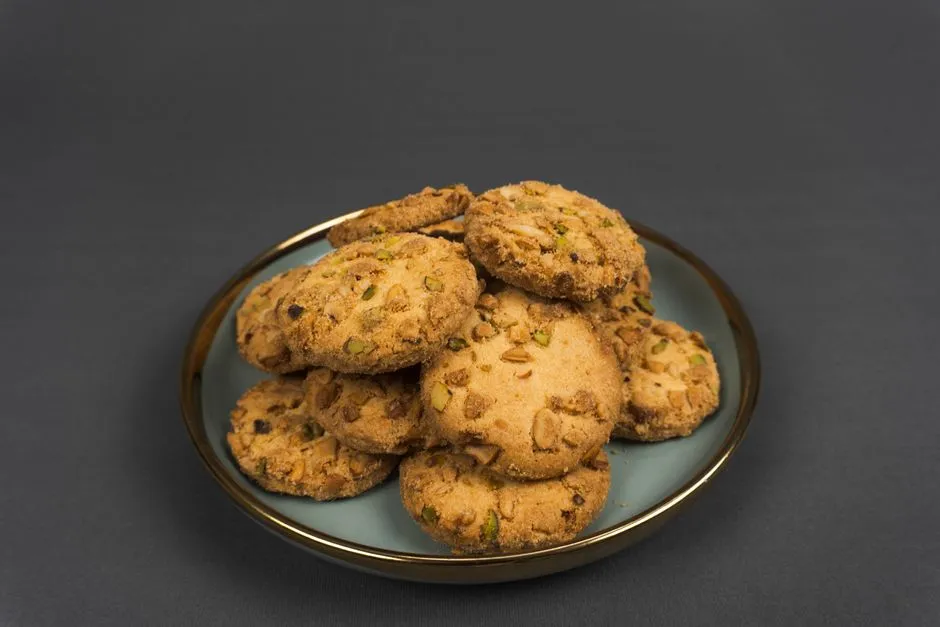 Cookies aux amandes présentés sur une assiette en céramique