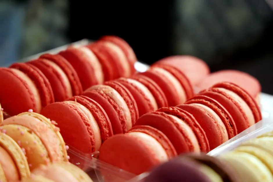 Rangées de macarons colorés serrés les uns contre les autres