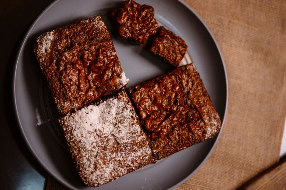 Brownie fondant garni de caramel sur une assiette blanche