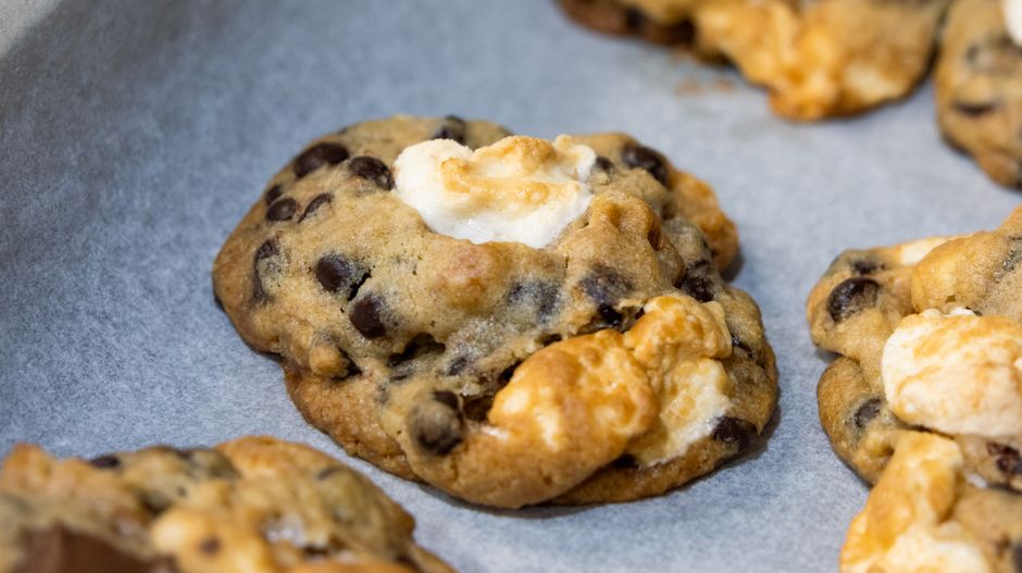 Cookies aux pépites de chocolat sur une plaque de cuisson