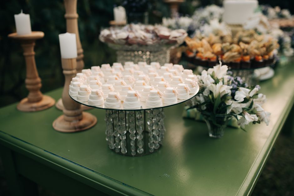 Grand gâteau de fête décoré sur un présentoir