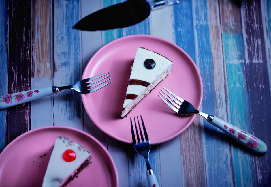 Parts de gâteau d'anniversaire servies dans des assiettes
