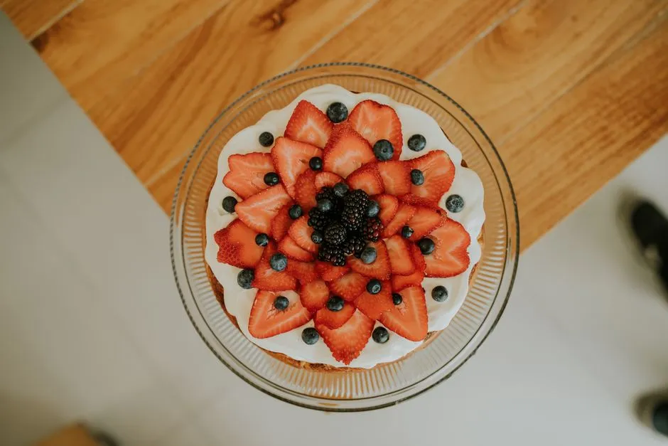 Gâteau d'anniversaire à étages décoré sur une table