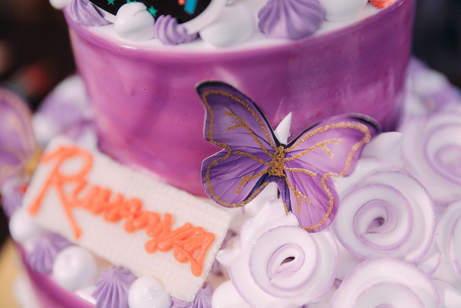 Gâteau d'anniversaire personnalisé décoré sur une table de fête