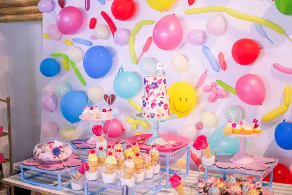 Gâteau d'anniversaire personnalisé décoré sur une table de fête