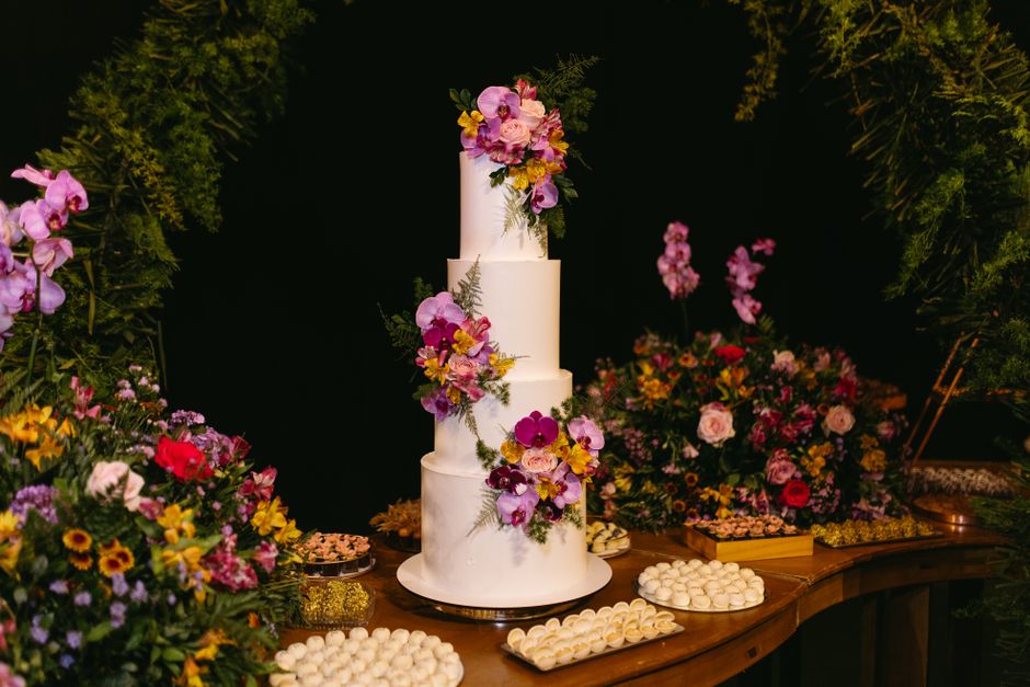 Gâteau de mariage à plusieurs étages décoré de fleurs en sucre