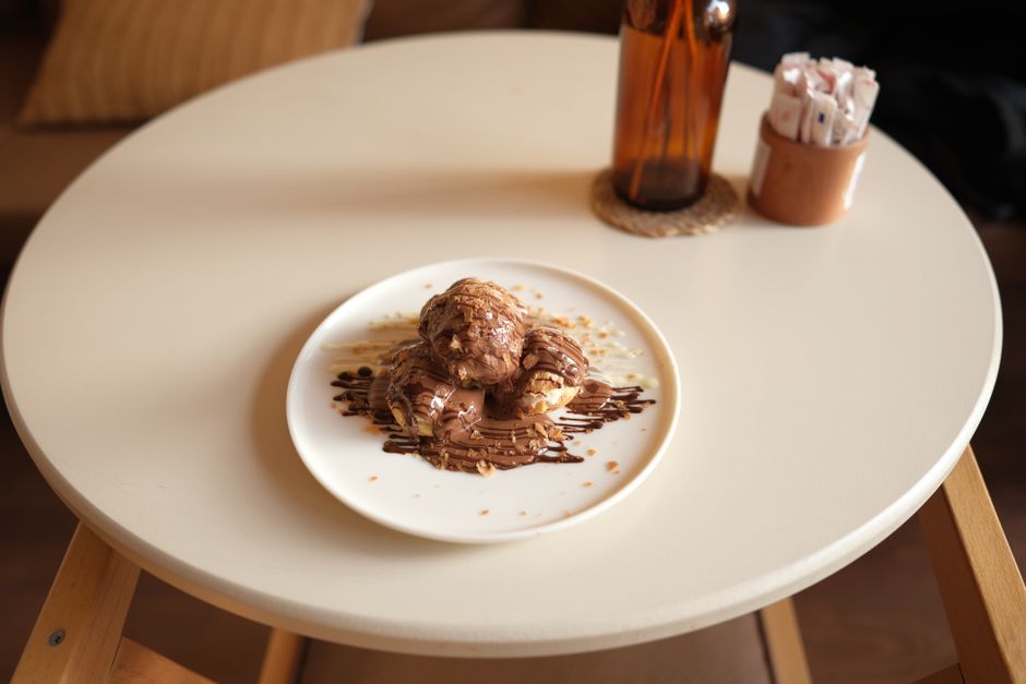 Pièce montée présentée sur une table