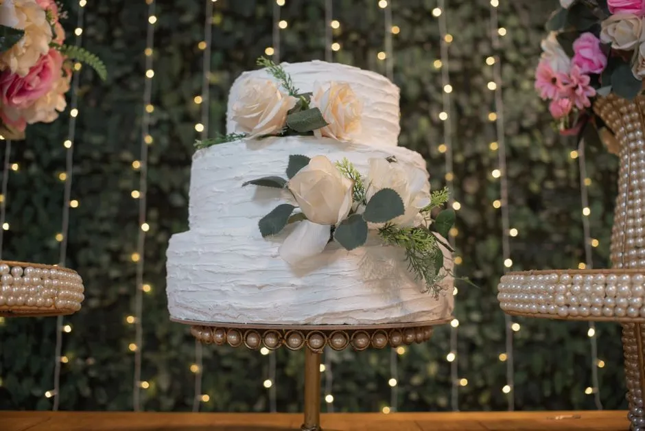 Gâteau de mariage à étages élégant sur un présentoir