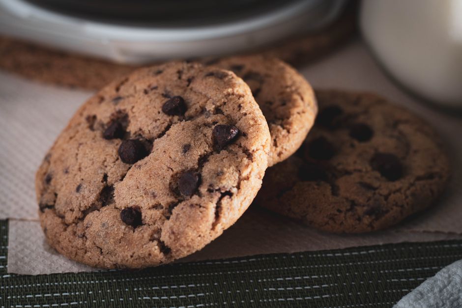 Cookies gourmands et brownies faits maison sur du papier cuisson
