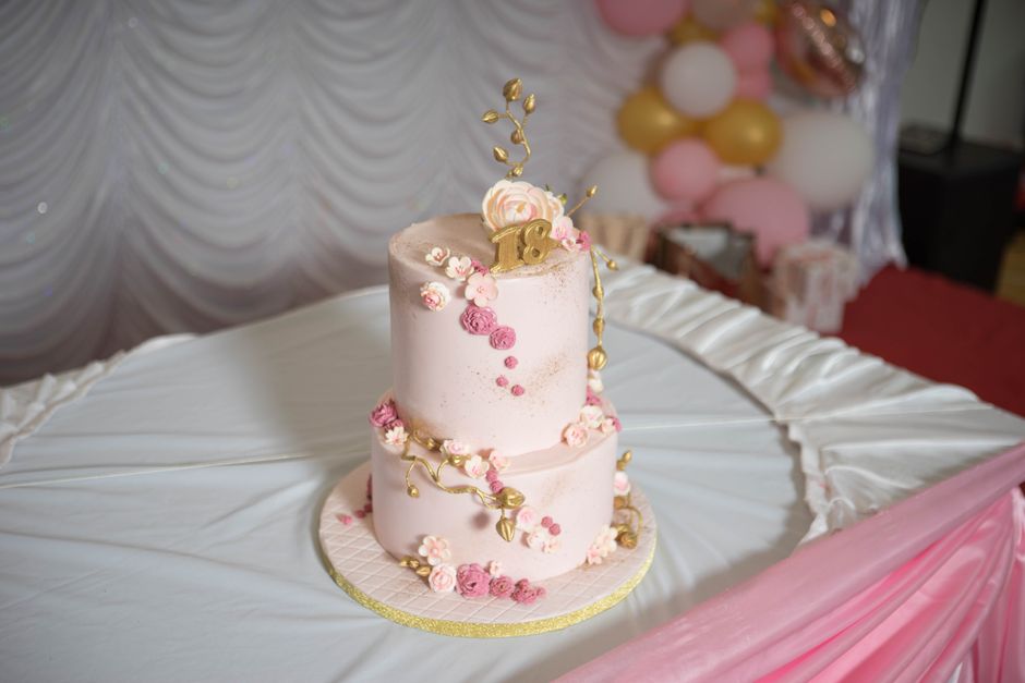 Gâteau d'anniversaire personnalisé et décoré posé sur une table