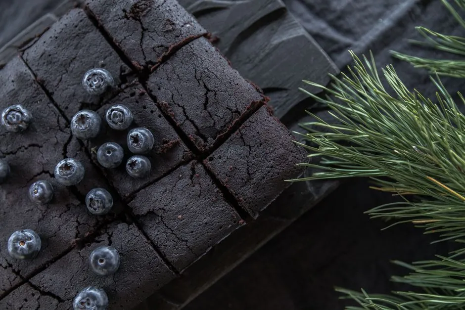 Assortiment de gâteaux et brownies faits maison posés sur une table