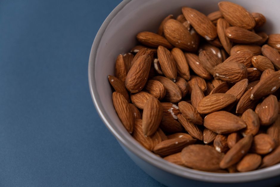 Amandes entières dans un bol en bois