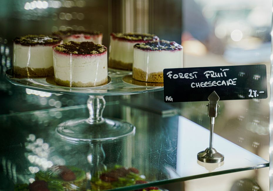 Petite étiquette posée à côté d'une part de gâteau