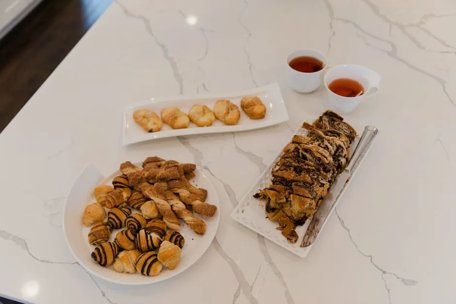 Assortiment de pâtisseries maison disposées sur un plan de travail clair