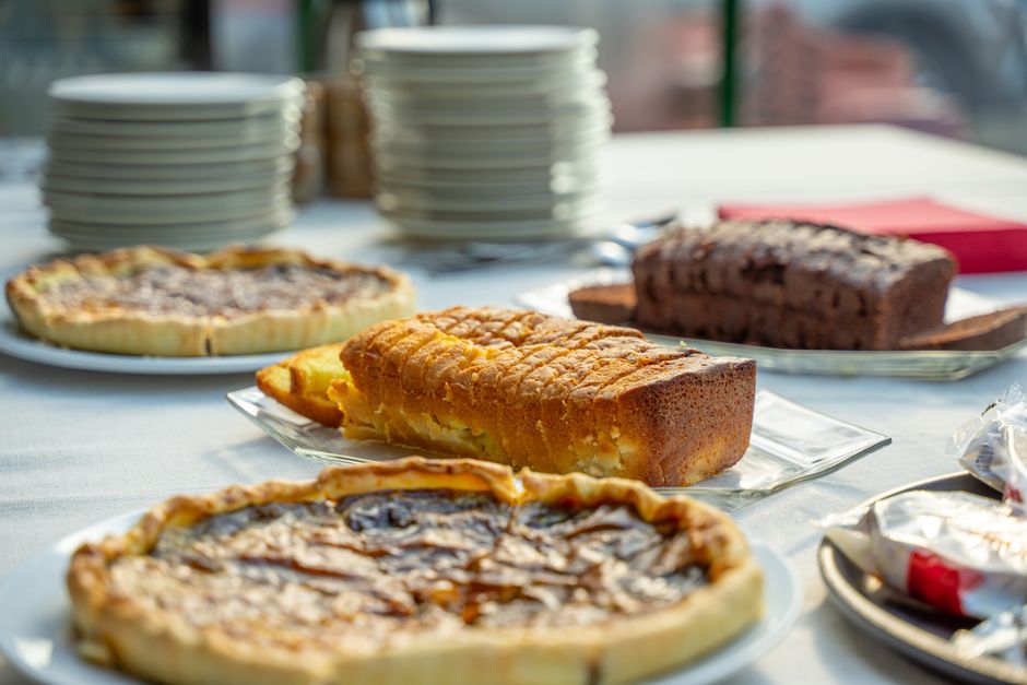 Parts de gâteaux disposées pour une dégustation