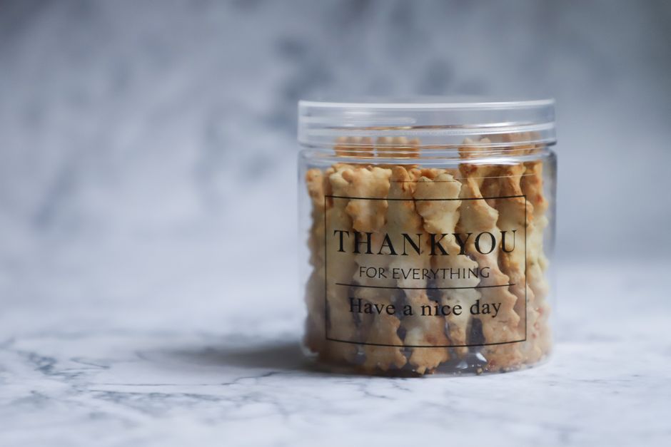 Cookies présentés dans une boîte cadeau élégante