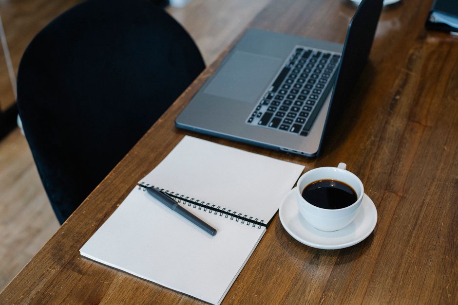 Carnet, stylo et téléphone posés sur une table