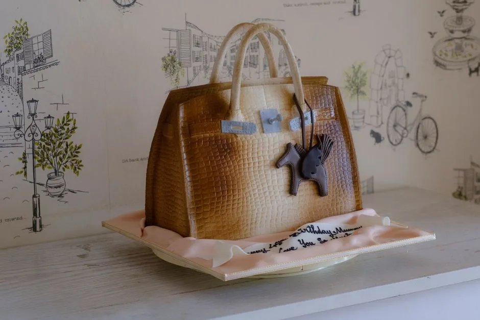 Gâteau d'anniversaire personnalisé sur fond neutre