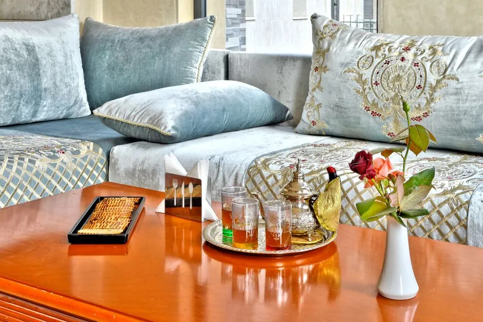 Plateau de thé marocain traditionnel posé sur une table de salon