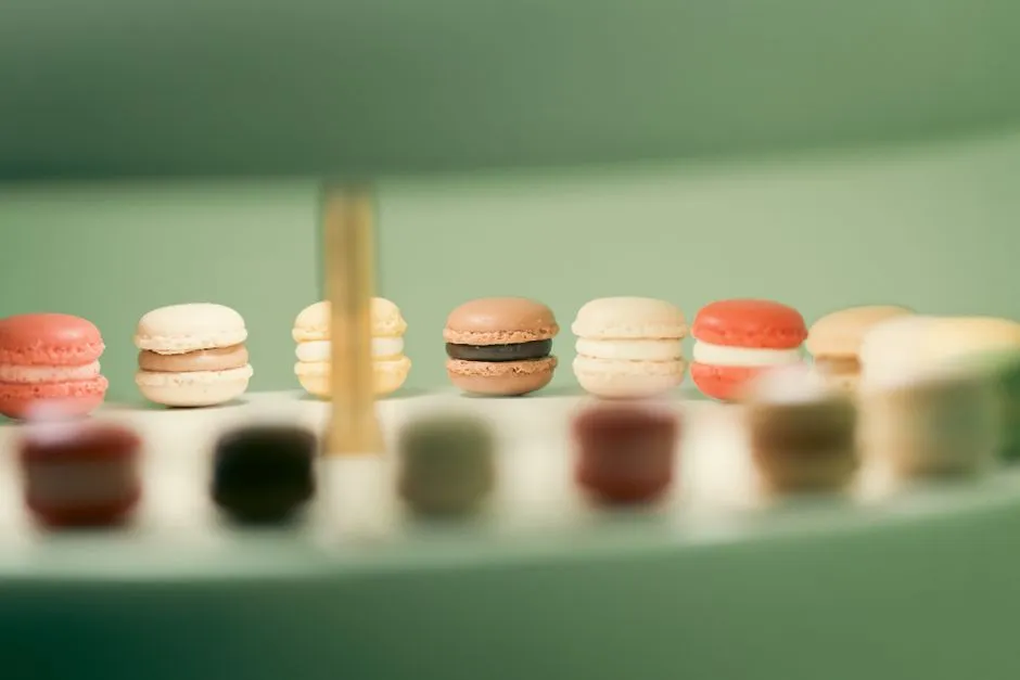 Table de desserts avec macarons et petites pièces sucrées