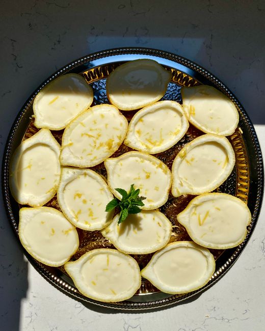 Mini gâteaux en forme de citron disposés sur un plateau