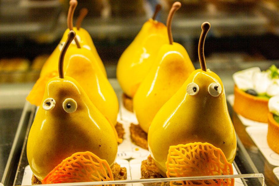 Entremets trompe-l'œil en forme de poires avec tiges en chocolat