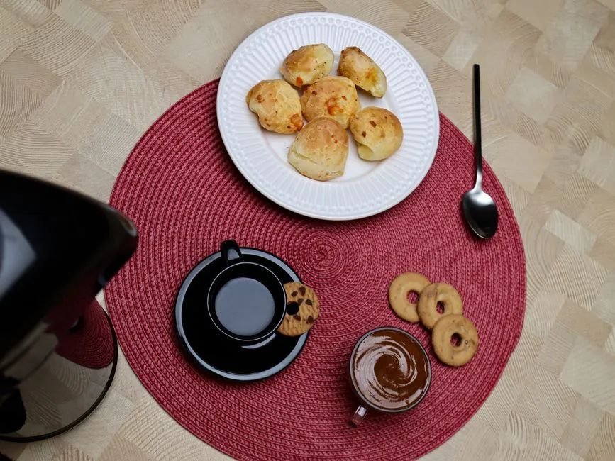 Vue de dessus d'une tasse de café et d'une assiette de pâtisseries sur une table de café