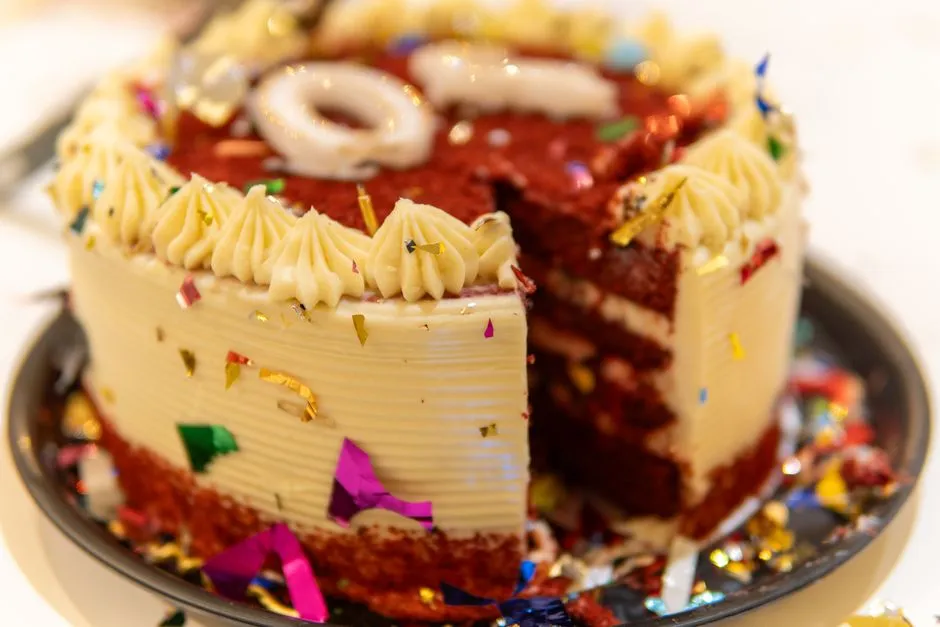 Gâteau d'anniversaire glacé avec vermicelles sur une assiette